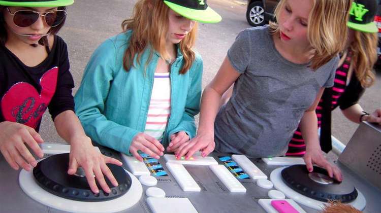 Yalp Fono Lets Teenagers Play in First Outdoor DJ Booth