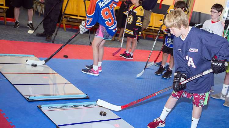 stickhandling game with lights